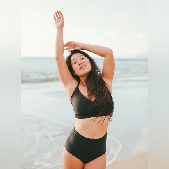 NWT WILD ISLES Black Cross Back Bikini Top Size 1 (30-36 D, 30-32 DD, and 30F) - Picture 1 of 12